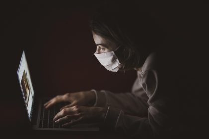 用户在电脑屏幕前浏览 site douyin.com 抖音 官方网页版，界面显示短视频推荐流，画面明亮清晰，体现现代化短视频平台的使用场景